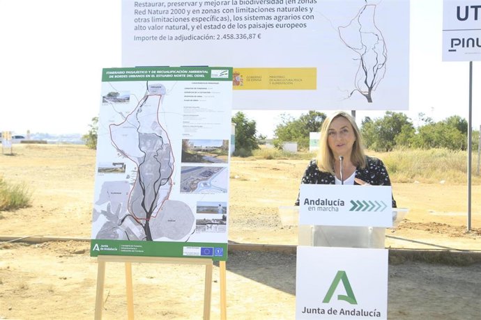 La consejera de Fomento, Marifrán Carazo, en Aljaraque (Huelva).