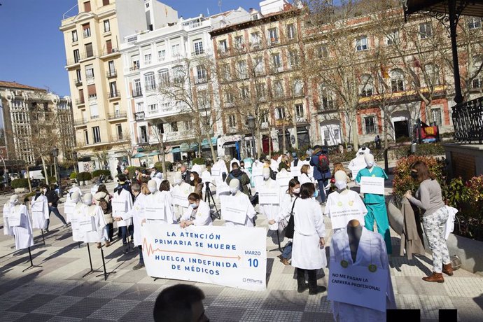 Archivo - Profesionales sanitarios colocan maniquíes como signo de protesta durante el inicio de una huelga indefinida y completa convocada para más de 5.000 médicos de Atención Primaria de la Comunidad de Madrid, en la Plaza de Chamberí, frente a la Co