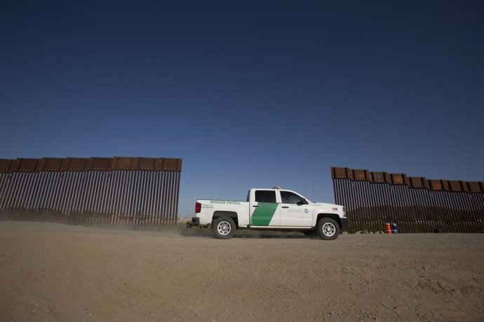 13 May 2021, US, Yuma: A Border Patrol truck drives by the wall separating the United States and Mexico. Photo: Ringo Chiu/ZUMA Wire/dpa