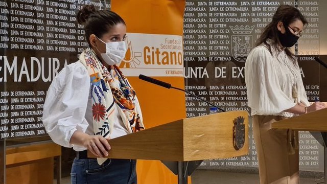 Isabel Gil Rosiña y la subdirectora general de Participación, Desarrollo Humano y Territorial la Fundación Secretariado Gitano, María Teresa Suárez Vega.