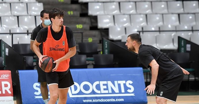 El jugador Pep Busquets, con el balón, junto a Albert Ventura en un entrenamiento con el Club Joventut Badalona