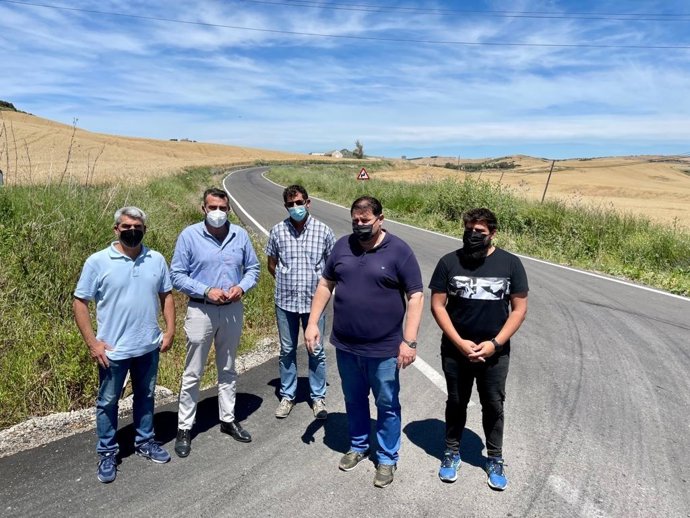 El responsable del área de Cooperación y Asistencia a Municipios de Diputación de Cádiz, Javier Pizarro, visita la carretera de Espera junto al alcalde, Pedro Romero, y personal técnico de Diputación.