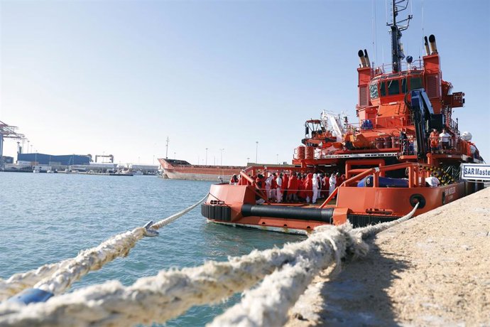 Archivo - LLegada de inmigrantes en el puerto de Málaga en una imagen de archivo 