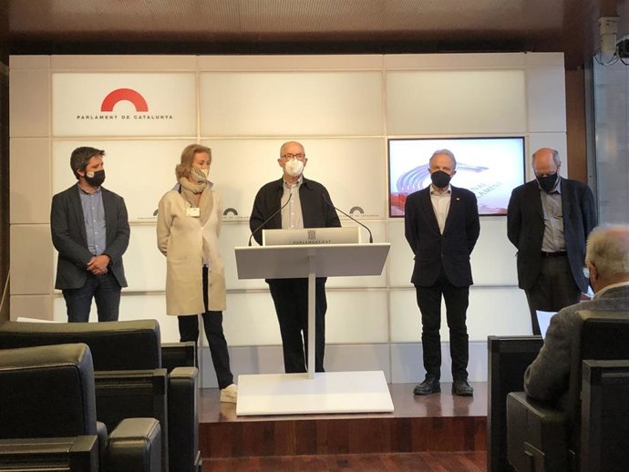 El Síndic de Greuges, Rafael Ribó, acompañado de representantes de diversas entidades sociales, pertenecientes a la Taula d'Emergncia Social, durante la rueda de prensa de este miércoles 19 de mayo de 2021.