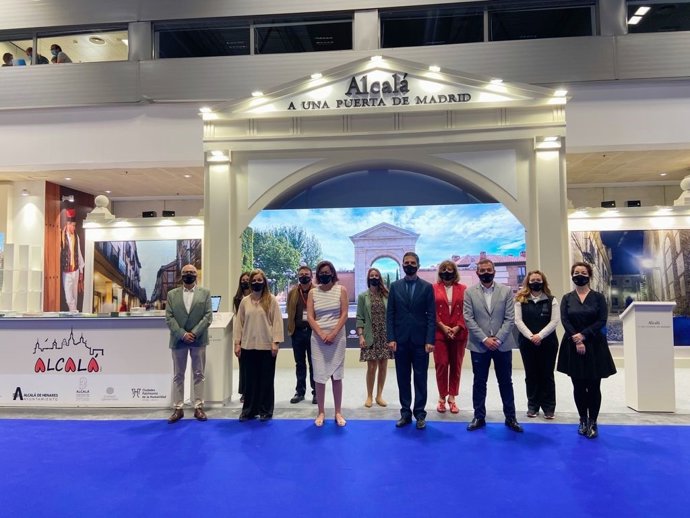 El alcalde de Alcalá de Henares, Javier Rodríguez Palacios, y la concejala de Turismo, María Aranguren, han presentado el expositor del municipio en Fitur.