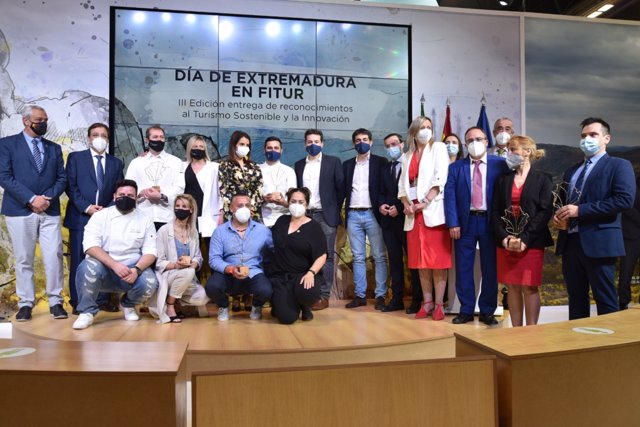 Foto de familia de autoridades y premiados en los reconocimientos a la innovación turística de Extremadura 2021