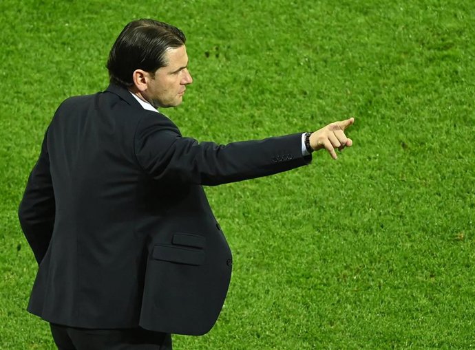 Archivo - Gerardo Seoane dando instrucciones durante un partido del Young Boys