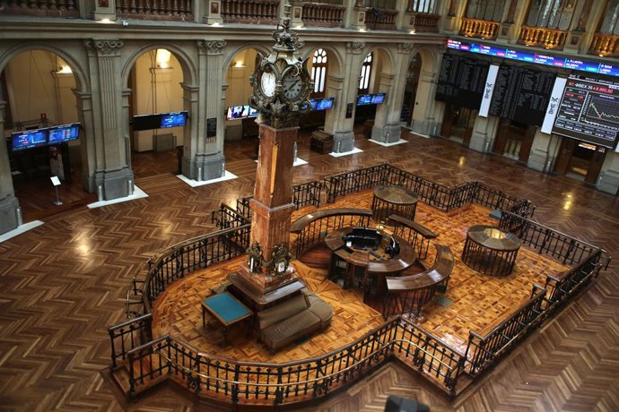 Interior del Palacio de la Bolsa, a 13 de mayo de 2021, en Madrid (España). El Ibex 35 cedía un 1,94% en la media sesión de este jueves, alejándose de los 8.900 puntos, arrastrado por las caídas registradas ayer en Wall Street y esta madrugada en los ín