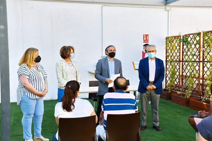 Castaño, Castro y Flores, en la entrega de los siete alojamientos del primer edificio público de viviendas colaborativas en Sevilla Este