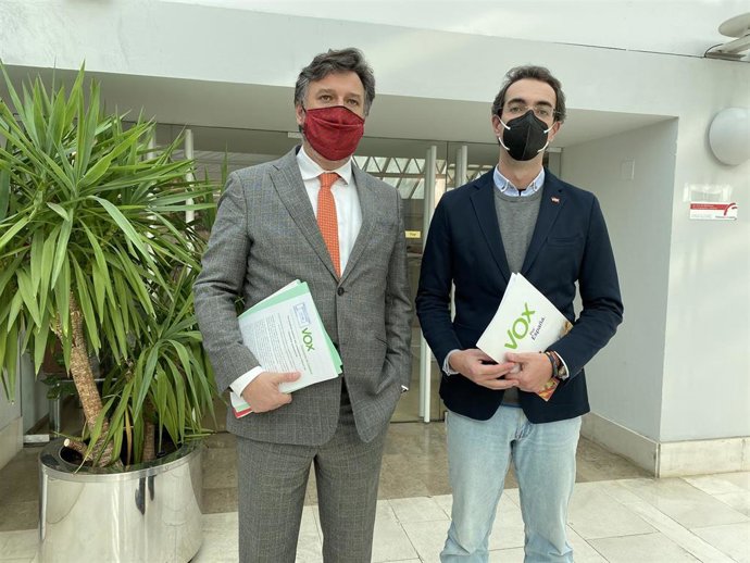 Archivo - Los diputados de Vox en el Parlamento de Cantabria, Cristóbal Palacio y Armando Blanco