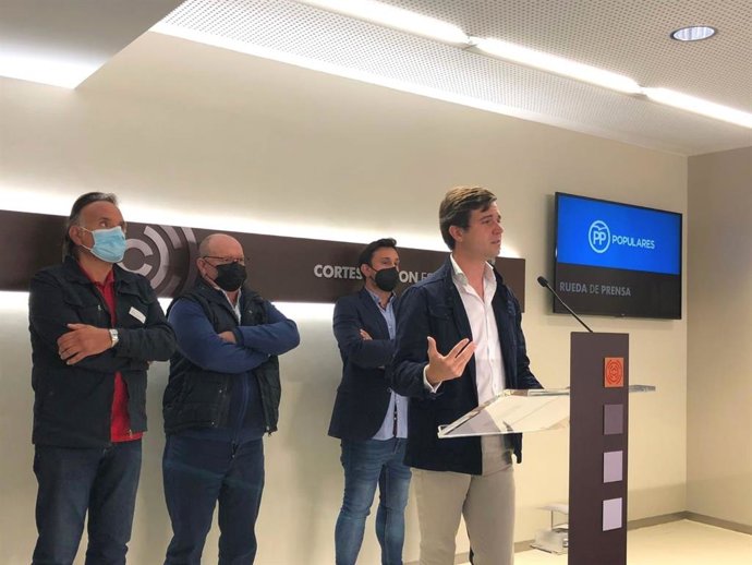 El diputado del PP, Ramón Celma, junto a algunos agricultores del Jalón