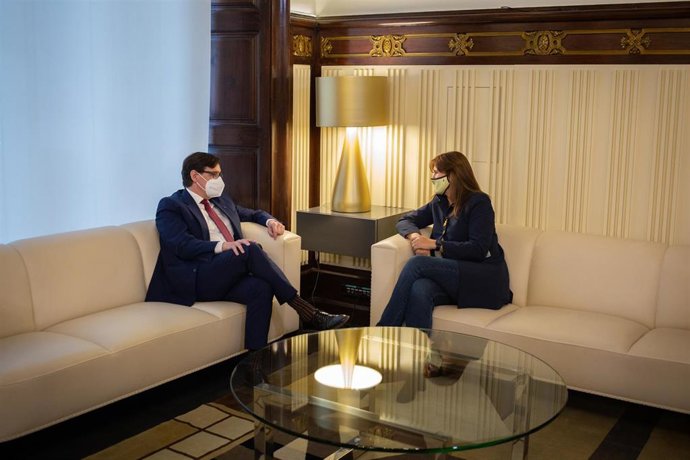 El líder del PSC en el Parlament, Salvador Illa, y la presidenta de la Cámara catalana, Laura Borrs, reunidos en el marco de la ronda de consultas para la investidura