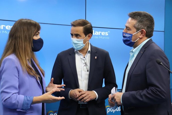 La portavoz del PP en el Ayuntamiento de Murcia, Rebeca Pérez; el alcalde de Ulea y vicesecretario de Participación del PPRM, Víctor López; y el presidente del Comité de Alcaldes del PPRM y alcalde de Alcantarilla, Joaquín Buendía