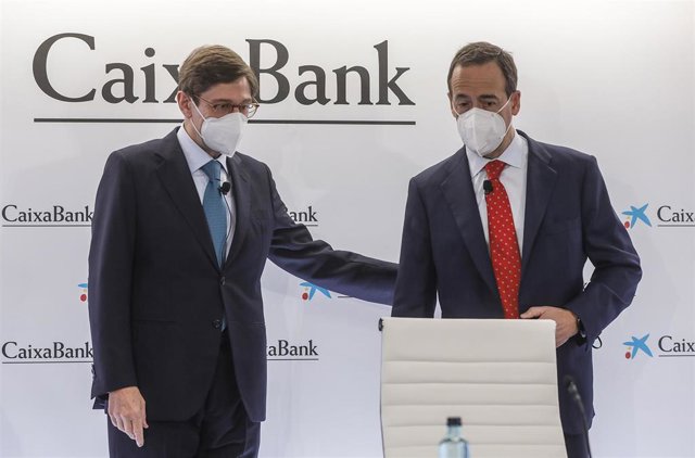 Archivo - El presidente de CaixaBank, José Ignacio Goirigolzarri (i), y el consejero delegado de la entidad, Gonzalo Gortázar, durante una rueda de prensa en la Sede social de CaixaBank, en la Sede social de CaixaBank, Valencia, Comunidad Valenciana, (Esp