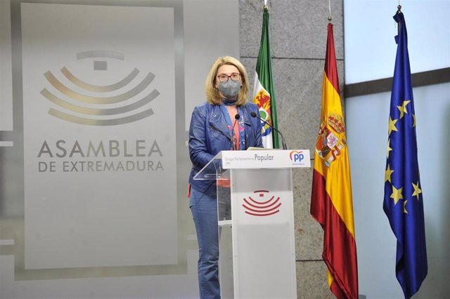 La portavoz del Grupo Parlamentario Popular en la Asamblea de Extremadura, Cristina Teniente, en rueda de prensa