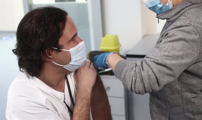 Una enfermera vacuna al cardiólogo Borja Ruiz Mateos en las instalaciones del Hospital Enfermera Isabel Zendal, en Madrid, (España), a 12 de enero de 2021. Hoy es el tercer día que se están administrando vacunas en este hospital después de que la gran n