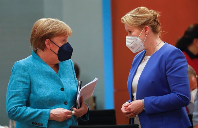 La ya ex ministra de Familia de Alemania Franziska Giffey conversa con la canciller, Angela Merkel. 