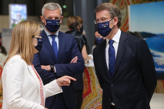 El presidente de la Xunta de Galicia, Alberto Núñez Feijóo (d), y la a vicepresidenta segunda del Congreso y vicesecretaria de Política Social del PP, Ana Pastor (i), durante la inauguración de Fitur 2021, a 19 de mayo de 2021, en IFEMA, Madrid, (España
