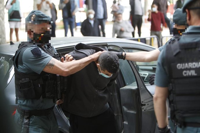 El detenido por el doble crimen de Sa Pobla, conducido por la Guardia Civil al Juzgado de Inca.