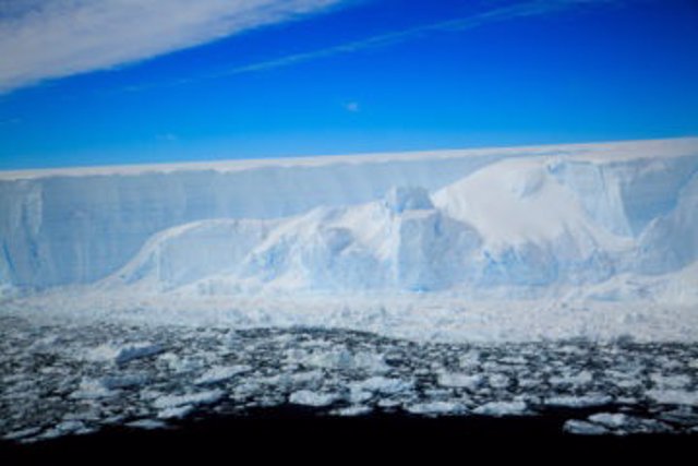 Archivo - Plataforma de hielo Larsen C en la Península Antártica.