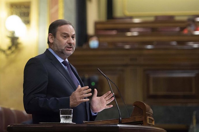 El ministro de Transportes, Movilidad y Agenda Urbana, José Luis Ábalos, interviene en una sesión de control al Gobierno en el Congreso