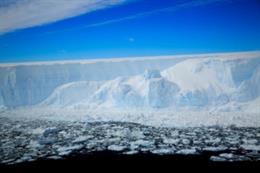 Archivo - Plataforma de hielo Larsen C en la Península Antártica.