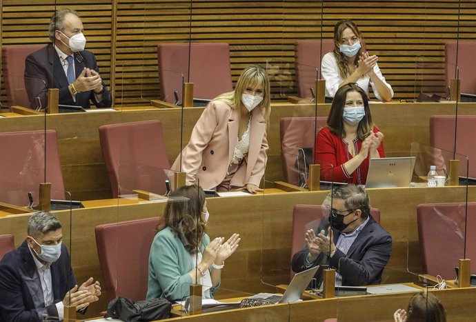 La diputada del PP en Les Corts Verónica Marcos jura su cargo