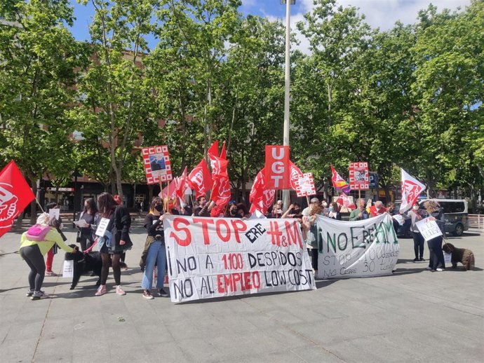 Concentración trabajadoras y sindicatos en Logroño para protestar por el 'ERE' de la compañía H&M