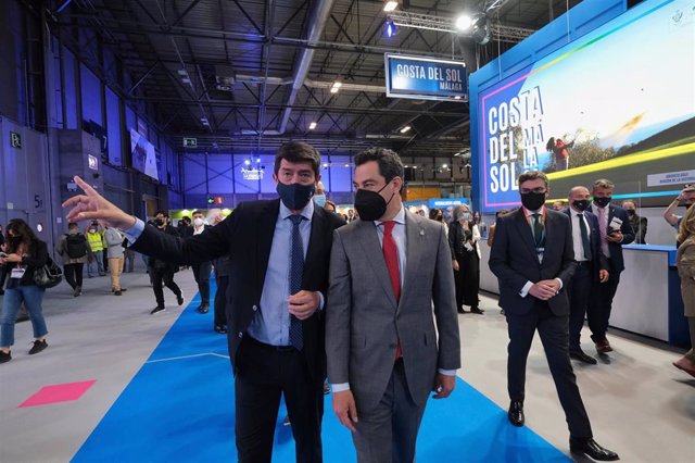 El presidente de la Junta de Andalucía, Juanma Moreno, y el vicepresidente y consejero de Turismo, Regeneración, Justicia y Administración Local, Juan Marín, en Fitur.