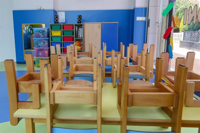 Archivo - Mesas y sillas recogidas en un aula del Centro de Educación Infantil La Gacela, cerrada durante la fase 1 de la desescalada en Valencia.