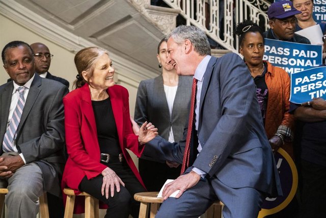 Archivo - La periodista Gloria Steinem  y el alcalde de Nueva York,  Bill de Blasio.