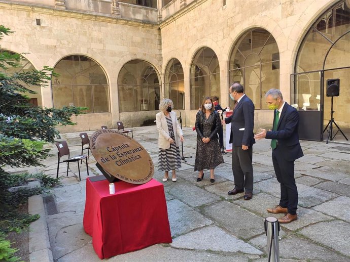 Autoridades En La Presentación De La 'Cápsula De La Esperanza Climática' En La USAL