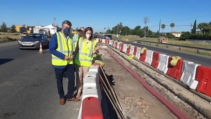 La delegada territorial de Fomento, Cristina Casanueva, visita las obras en el Higuerón.