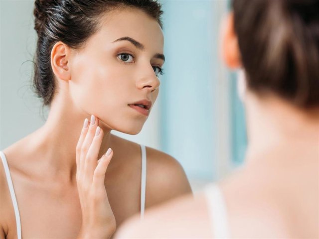 El agua micelar tiene múltiples beneficios, además de desmaquillar la piel y eliminar los restos de suciedad del rostro