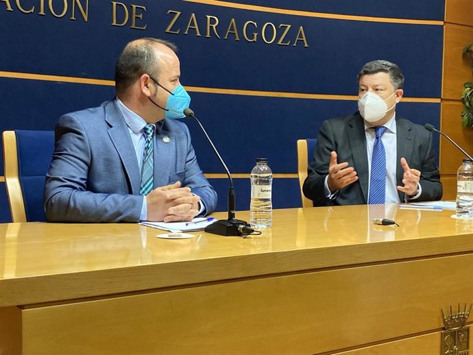 El diputado de Gestión Tributaria de la DPZ, Victor Chueca, y el gerente del Área Norte de Correos, Roberto Asensio.