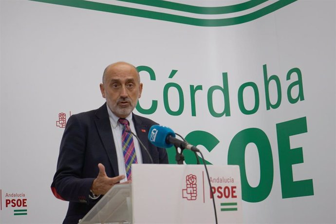 El precandidato a las primarias del PSOE-A Luis Ángel Hierro, en la sede del partido en Córdoba.