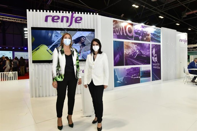 La directora general de Renfe Viajeros, Sonia Araujo, y la presidenta de Sodeva, Inmaculada Toledano, han firmado esta mañana en Fitur la prórroga del acuerdo de colaboración entre ambas instituciones.