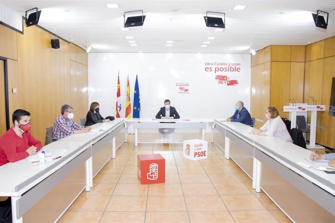 Reunión del secretario regional del PSOE de Castilla y León, Luis Tudanca, con la plataforma de asociaciones contra la segregación educativa.