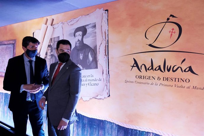 El vicepresidente de la Junta de Andalucía, Juan Marín (i), y el presidente, Juanma Moreno (d), este miércoles en Fitur.