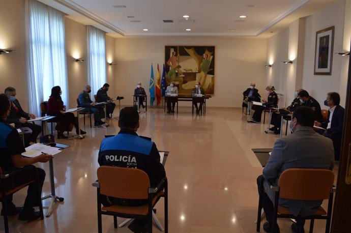 Reunión para coordinar la seguridad durante la prueba de la EBAU.