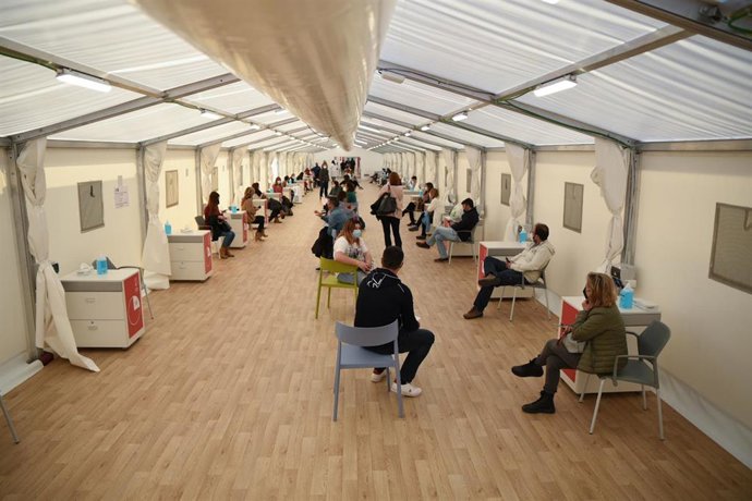 Archivo - Varias personas acuden a un dispositivo de vacunación contra la Covid-19 en el Hospital de campaña de La Fe