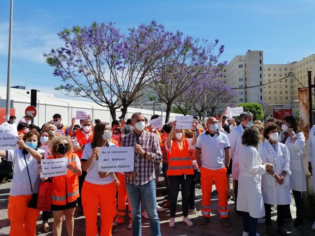 Sanitarios muestran en Alicante su "total enfado" por la centralización del CICU en Valencia: "Un minuto puede ser vital"
