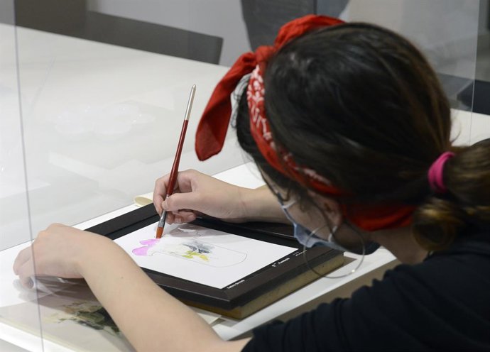 Archivo - Una de las personas que ha pasado por los talleres sociales de Fundación Bancaja y CaixaBank