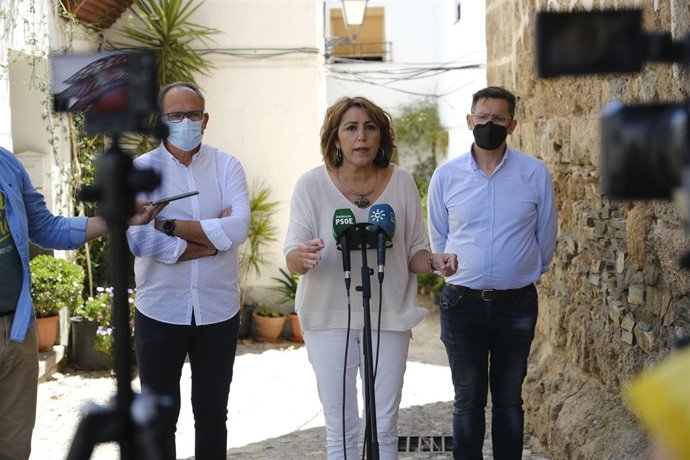 En el centro, la secretaria general del PSOE-A, Susana Díaz