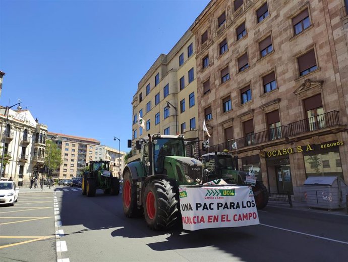 Tractores de la manifestación en la Gran Vía de Salamanca.