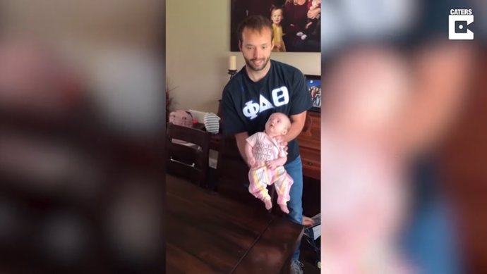 Este padre hace que su bebé parezca que está bailando