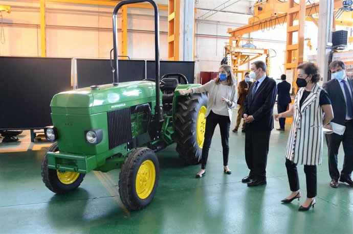 El ministro de Agricultura, Pesca y Alimentación, Luis Planas, durante su visita a la Estación Mecánica Agrícola (EMA)