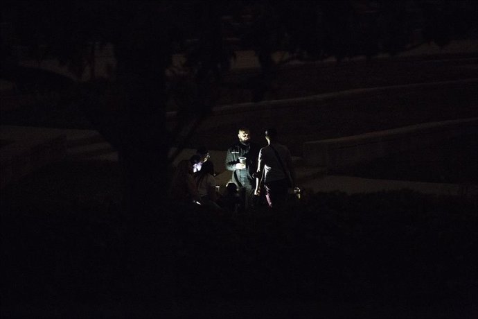 Varios jóvenes se concentran en el Parque Tierno Galván