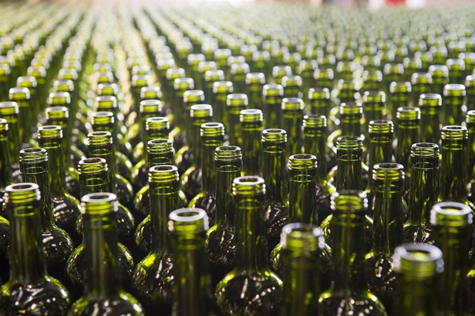 Archivo - Botellas, vidrio