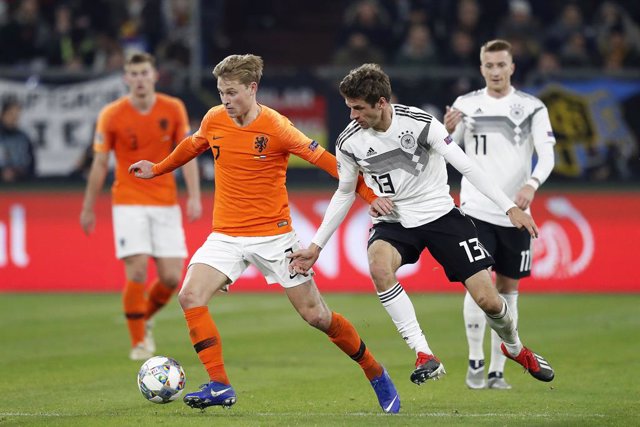 Archivo - Netherlands player Frenkie de Jong (L) and Germany player Thomas Muller (R) during the UEFA Nations League, League A, Group 1 football match between Germany and Netherlands on November 19, 2018 at Veltins Arena in Gelsenkirchen, Germany - Phot